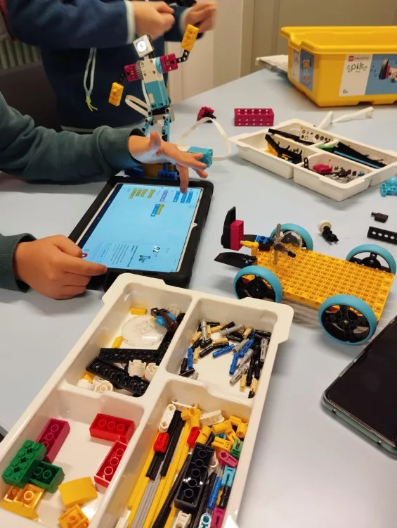 Qu&rsquo;est-ce qu&rsquo;un robot ? avec 3 classes de cycle 3 de l&rsquo;école Villeneuve à Rennes - Édulab Pasteur
